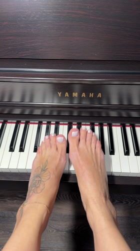 Pianist plays Yamaha piano with feet in Voronezh