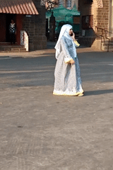 Casual street scenes and children's gathering observed in Mumbai