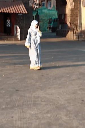 Casual street scenes and children's gathering observed in Mumbai