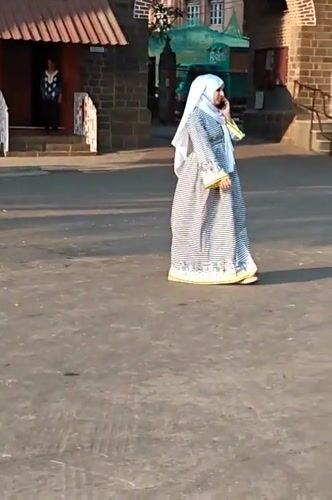 Casual street scenes and children's gathering observed in Mumbai