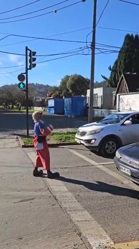Clown juggles in Temuco crosswalk during green light
