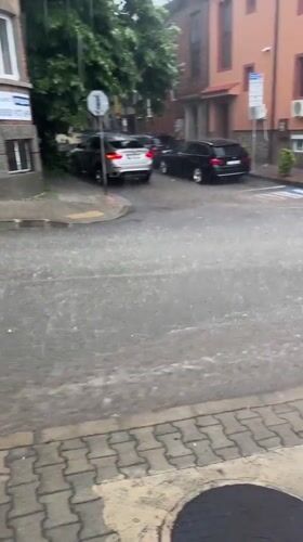 Heavy rain floods streets in Yambol, Bulgaria Tuesday morning