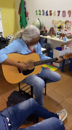 Guitar circle session held in Tinaquillo classroom