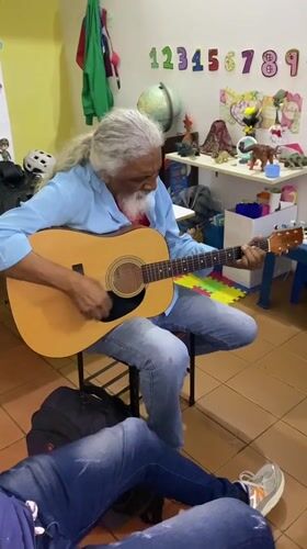 Guitar circle session held in Tinaquillo classroom