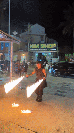 Street fire performance lights up Phu Thuy Ward at night