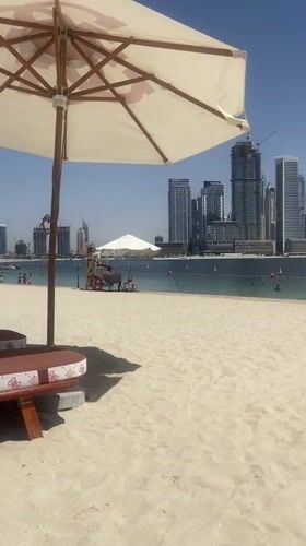 Beach day dining and relaxation captured in Dubai