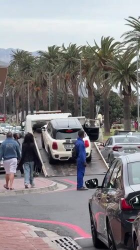 Ordinary Cape Town street life documented in 14-minute span