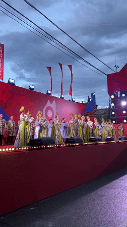 Traditional dance performance draws crowds in Novosibirsk on May 9
