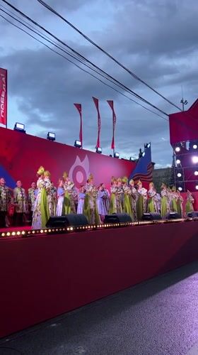 Traditional dance performance draws crowds in Novosibirsk on May 9