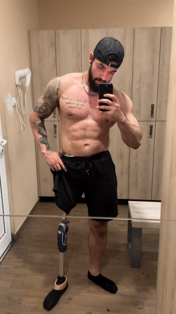 Man takes mirror selfie in Sofia gym locker room