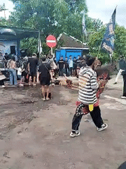 Traditional cultural performance draws crowd in open-air venue