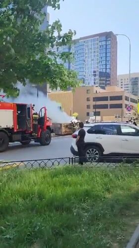 Firefighters extinguish vehicle and dumpster fire in Kazan, Russia
