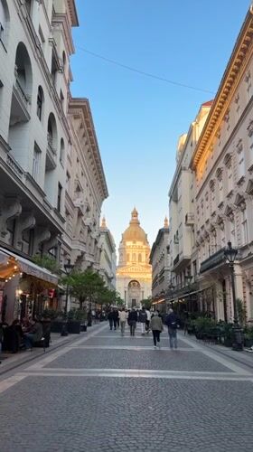 Budapest street life documented in 50-minute observation window