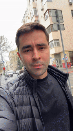 Moscow residents capture selfies on city streets Thursday morning