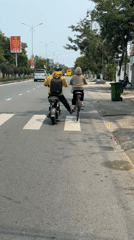 Morning commuters cross street in Đà Nẵng