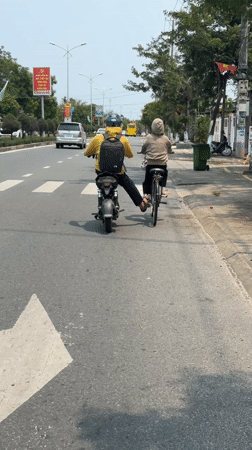 Morning commuters cross street in Đà Nẵng
