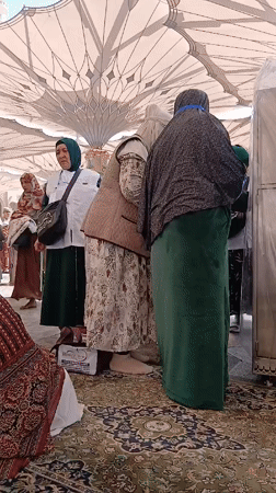 Pilgrims gather at Prophet's Mosque courtyards in Medina