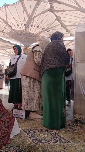 Pilgrims gather at Prophet's Mosque courtyards in Medina