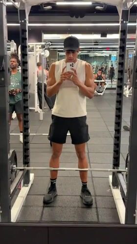 Man records gym selfies in Los Angeles early morning