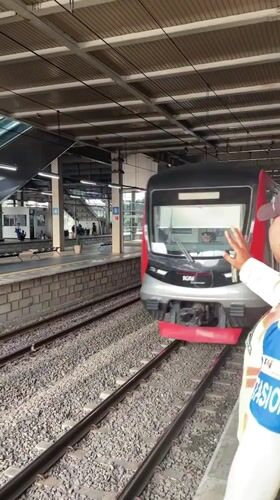 Train arrives at East Jakarta station with security present