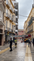 Firefighters deploy ladder truck on narrow Málaga street