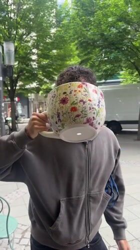 Man with oversized floral mug spotted in Berlin