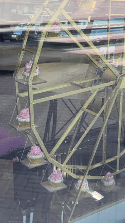 Rotating cupcake Ferris wheel display spotted in Novosibirsk window