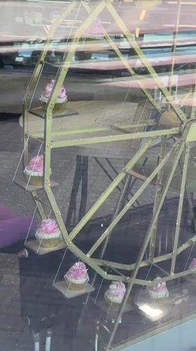Rotating cupcake Ferris wheel display spotted in Novosibirsk window