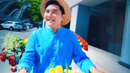 Cyclist delivers flowers through Nizhnevartovsk streets on yellow bicycle
