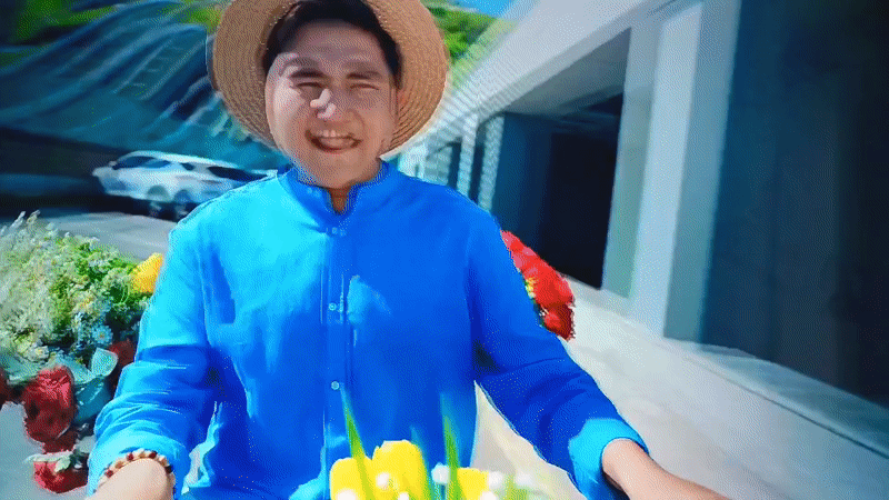 Cyclist delivers flowers through Nizhnevartovsk streets on yellow bicycle