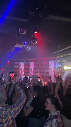 Nightclub performance draws dancing crowd in Moscow