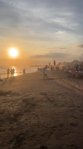 Beach boxing training session draws crowds at North Kuta sunset