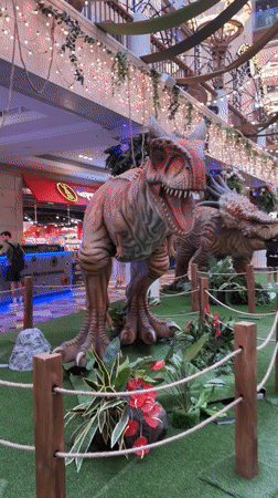 Dinosaur mall exhibit and Moscow Metro, one August morning