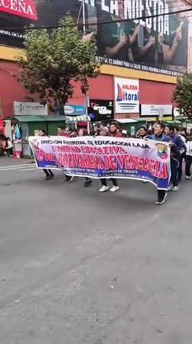 Education-related march fills La Paz streets with Venezuelan banner