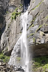 Tourist captures artistic interiors and waterfall views in Vashisht