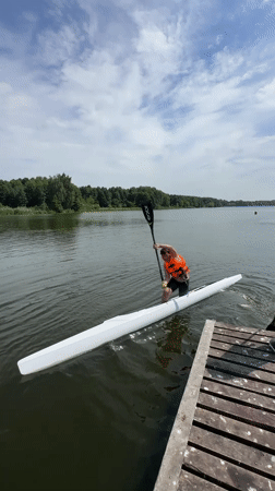 Canoe capsizes on calm Brest waterway, paddler recovers