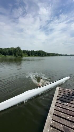 Canoe capsizes and gets righted on Brest waterway