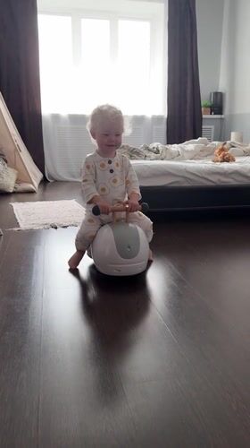 Mother and toddler's morning routine captured in Vladimir, Russia