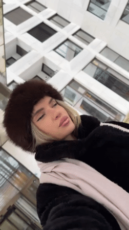 Woman documents morning workout routine at Berlin gym