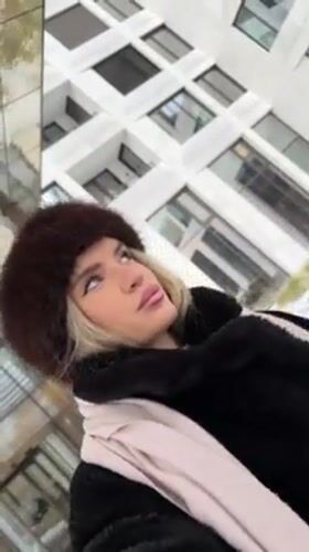 Woman documents morning workout routine at Berlin gym