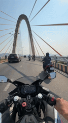 Motorcyclist records bridge ride in sunny Đà Nẵng