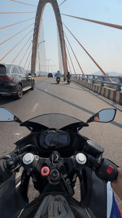 Motorcyclist records bridge ride in sunny Đà Nẵng