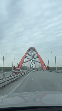 Driver records routine bridge crossing in Novosibirsk, Russia