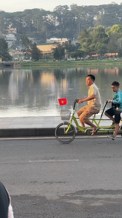 Evening recreational activities observed along Da Lat's Xuan Huong Lake