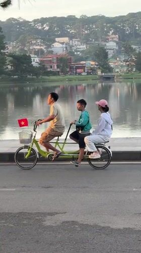 Evening recreational activities observed along Da Lat's Xuan Huong Lake