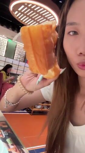 Restaurant visit with food and selfies in Jiulongpo District
