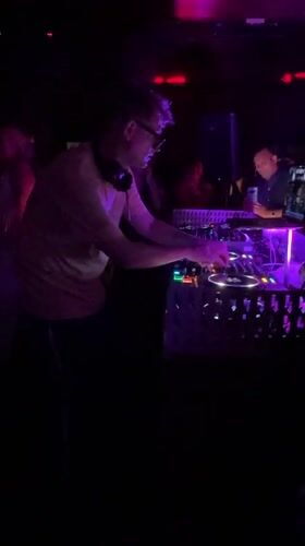 DJ performances draw crowds to London nightclub Friday evening