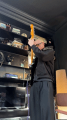 Guitarist performs indoor set in London