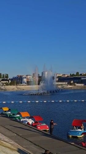 Rainbow fountain draws visitors to Vinnytsia waterfront park