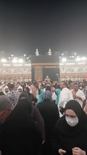 Nighttime crowds gather at Grand Mosque in Makkah